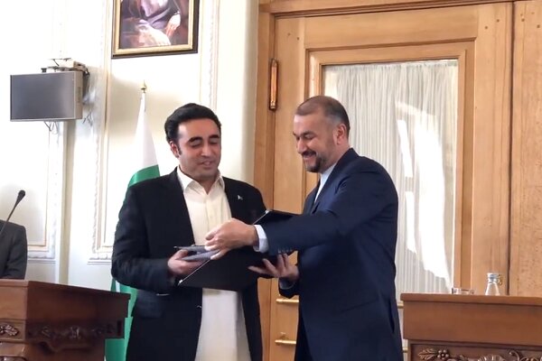 Emir Abdullahiyan'dan Pakistanlı mevkidaşına özel hediye Emir Abdullahiyan'dan Pakistanlı mevkidaşına özel hediye