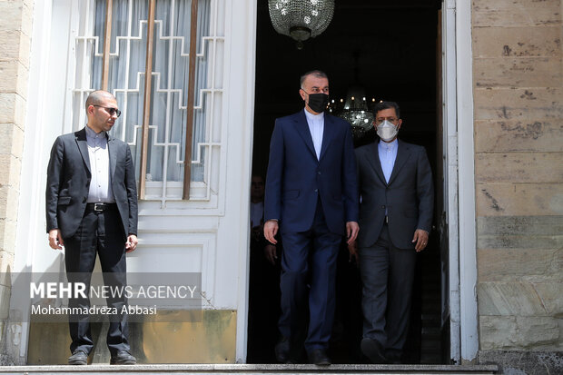 حسین امیرعبداللهیان وزیر امور خارجه ایران در حال ورود به محل استقبال از رشید مردوف وزیر خارجه ترکمنستان است