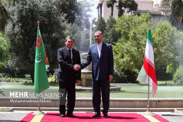 حسین امیرعبداللهیان وزیر امور خارجه ایران و رشید مردوف وزیر خارجه ترکمنستان در حال گرفتن عکس یادگاری هستند
