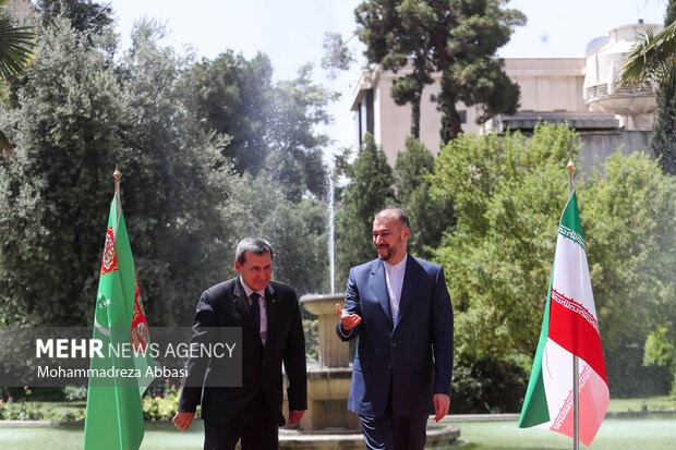 حسین امیرعبداللهیان وزیر امور خارجه ایران و رشید مردوف وزیر خارجه ترکمنستان در حال گرفتن عکس یادگاری هستند