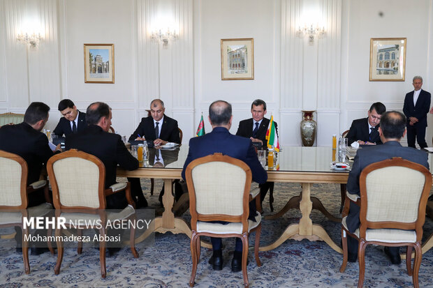 رشید مردوف وزیر خارجه ترکمنستان و هیات همراه او در حال گفتگو با حسین امیرعبداللهیان وزیر امور خارجه ایران است