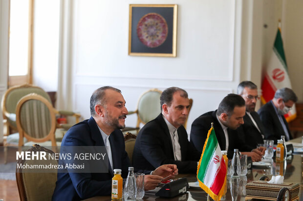 حسین امیرعبداللهیان وزیر امور خارجه ایران در محل دیدار با رشید مردوف وزیر خارجه ترکمنستان در محل وزارت امور خارجه حضور دارد