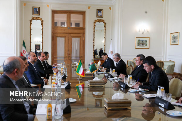 حسین امیرعبداللهیان وزیر امور خارجه ایران و رشید مردوف وزیر خارجه ترکمنستان ظهر امروز در محل وزارت امور خارجه ایران دیدار و گفتگو کردند
