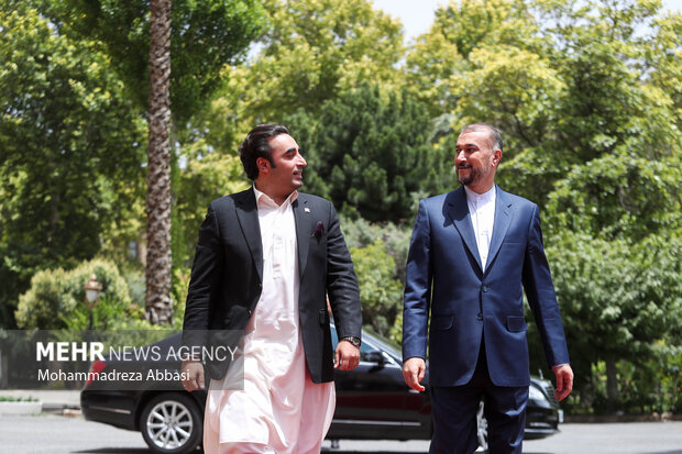 حسین امیرعبداللهیان وزیر امور خارجه ایران در حال استقبال از بلاول بوتو زرداری وزیر امور خارجه پاکستان است