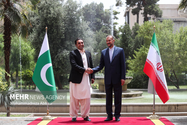 حسین امیرعبداللهیان وزیر امور خارجه ایران و بلاول بوتو زرداری وزیر امور خارجه پاکستان در حال گرفتن عکس یادگاری هستند