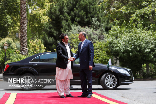 حسین امیرعبداللهیان وزیر امور خارجه ایران در حال استقبال از بلاول بوتو زرداری وزیر امور خارجه پاکستان است