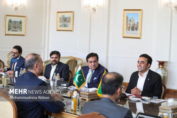 بوتو زرداری وزیر امور خارجه پاکستان در حال گفتگو با حسین امیرعبداللهیان وزیر امور خارجه ایران در محل دیدار وزرای خارجه ایران و پاکستان است
