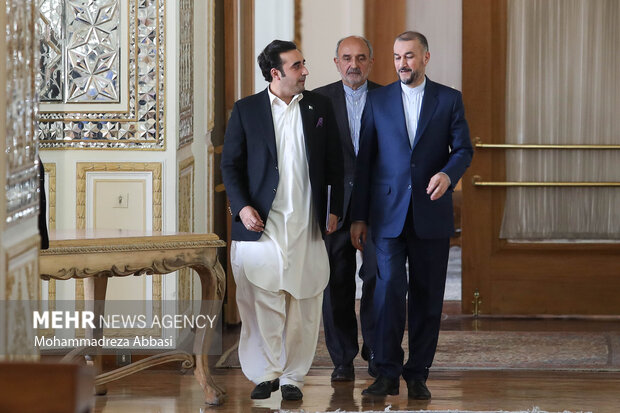 حسین امیرعبداللهیان وزیر امور خارجه ایران و بلاول بوتو زرداری وزیر امور خارجه پاکستان در حال ورود به محل نشست خبری مشترک وزرای خارجه ایران و پاکستان پس از دیدار دو وزیر هستند