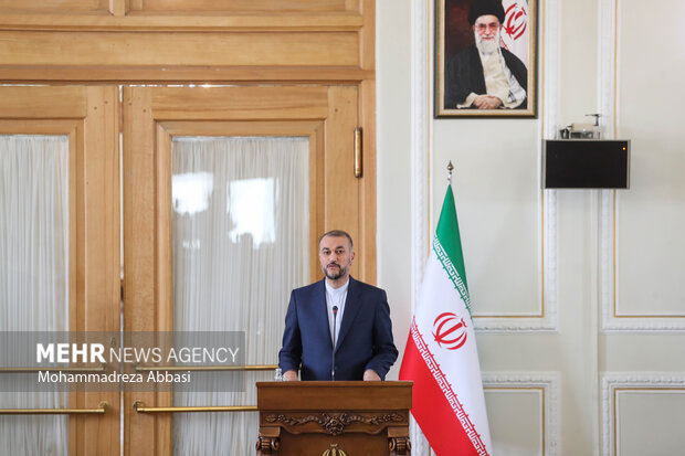 حسین امیرعبداللهیان وزیر امور خارجه ایران در حال گفتگو با خبرنگاران در نشست خبری مشترک خود با بلاول بوتو زرداری وزیر خارجه پاکستان است