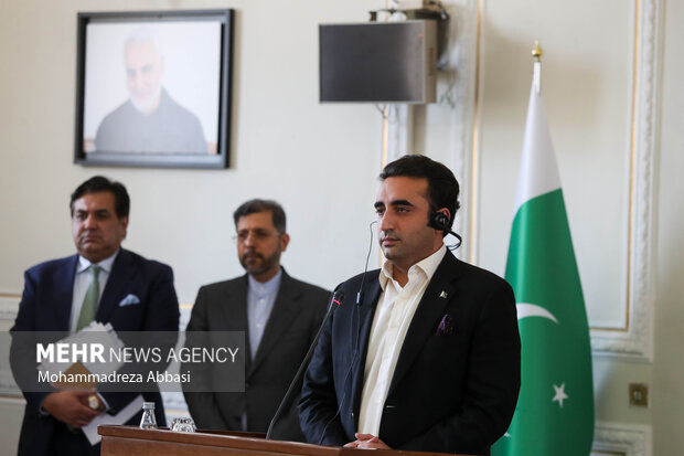 بلاول بوتو زرداری وزیر خارجه پاکستان در محل نشست خبری مشترک وزرای خارجه ایران و پاکستان حضور دارد