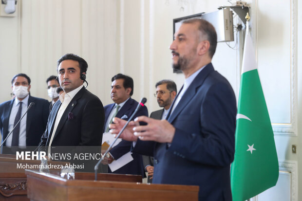 حسین امیرعبداللهیان وزیر امور خارجه ایران و بلاول بوتو زرداری وزیر امور خارجه پاکستان در محل نشست خبری وزرای خارجه ایران و پاکستان حضور دارند