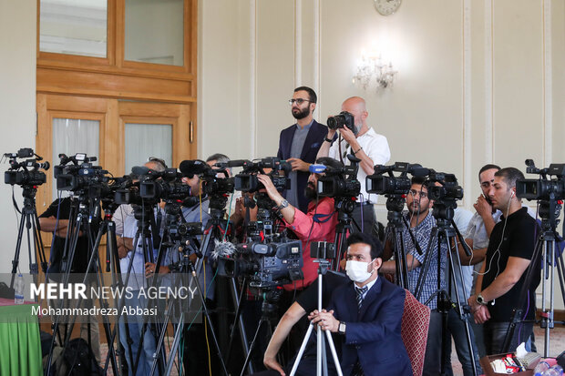 خبرنگاران رسانه های داخلی و خارجی در محل نشست خبری وزرای خارجه ایران و پاکستان حضور دارند