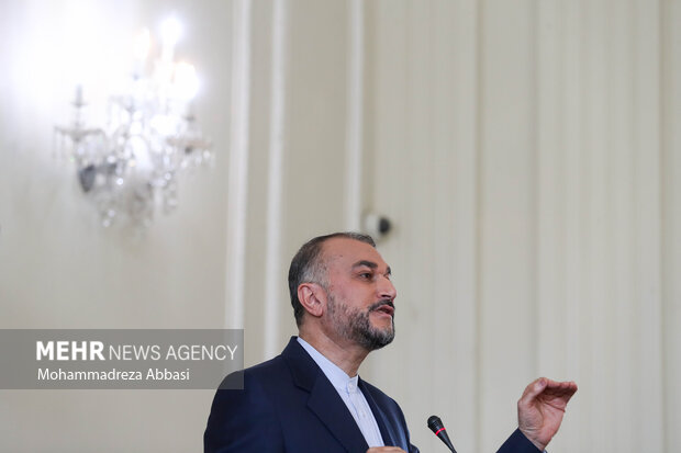 حسین امیرعبداللهیان وزیر امور خارجه ایران در حال گفتگو با خبرنگاران در نشست خبری مشترک خود با بلاول بوتو زرداری وزیر خارجه پاکستان است