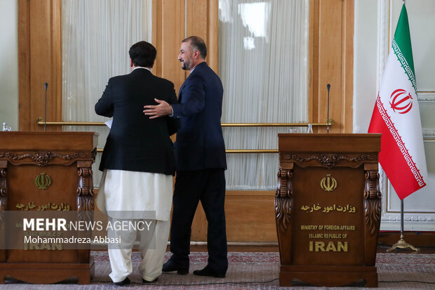 حسین امیرعبداللهیان وزیر امور خارجه ایران و بلاول بوتو زرداری وزیر امور خارجه پاکستان در محل نشست خبری وزرای خارجه ایران و پاکستان حضور دارند