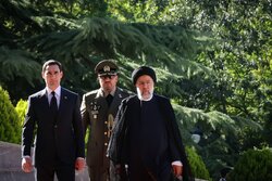 Reisi, Türkmen lider Berdimuhammedov'u törenle karşıladı
