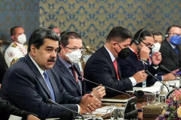 «مادورو» به قطر سفر کرد
