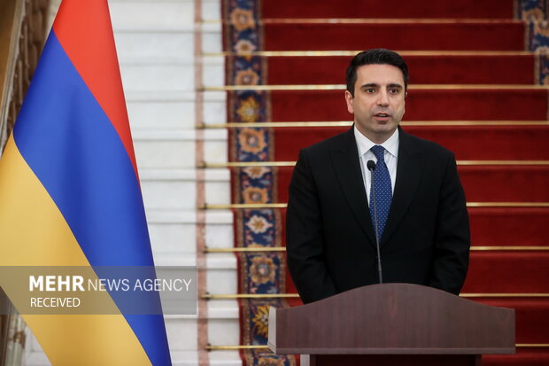 آلن سیمونیان رئیس مجلس ملی ارمنستان در نشست خبری بعد از دیدار با محمدباقر قالیباف رئیس مجلس شورای اسلامی  در حال سخنرانی است
