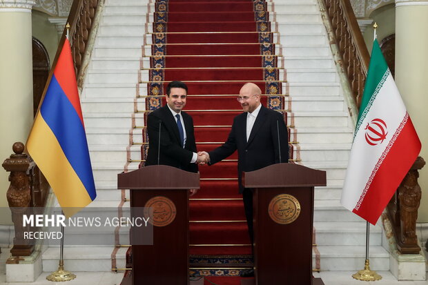 محمدباقر قالیباف رئیس مجلس شورای اسلامی و آلن سیمونیان رئیس مجلس ملی ارمنستان در نشست خبری حضور دارند