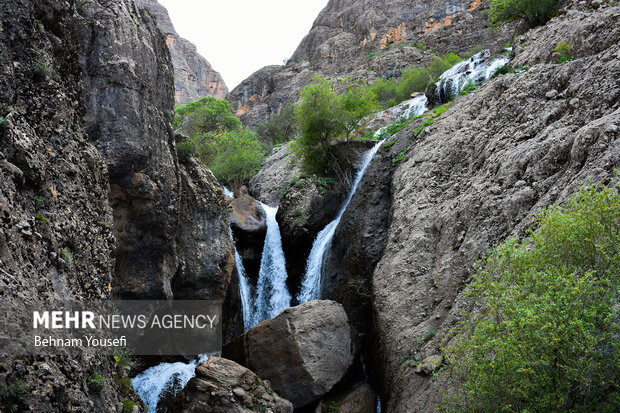 Luristan'daki turistik Aznader şelalesi