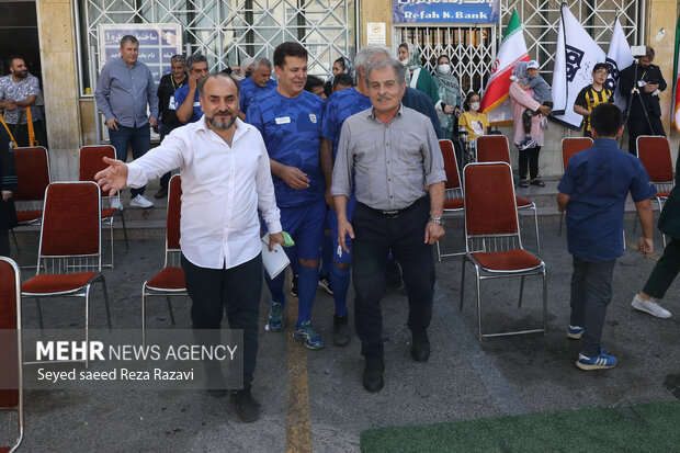  محمد پنجعلی پیشکسوت فوتبال ایران در حال ورود به مراسم چهارمین دوره مسابقات فوتبال جام جهانی کوچک است