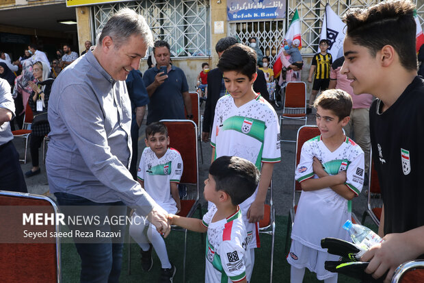 دراگان اسکوچیچ سرمربی تیم ملی فوتبال ایران در حال دست دادن وبه کودکان در مراسم چهارمین دوره مسابقات فوتبال جام جهانی کوچک است