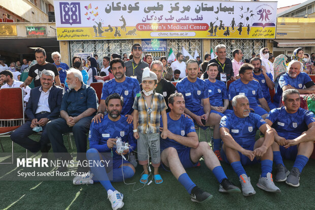 چهارمین دوره مسابقات فوتبال جام جهانی کوچک بعدازظهر امروز ۲۶ خرداد ۱۴۰۱ با حضور <a href='https://sayeb.ir/tag/%da%a9%d9%88%d8%af%da%a9%d8%a7%d9%86'>کودکان</a> مبتلا به بیماری مزمن. فوتبالیست‌های ملی پوش و هنرمندان در بیمارستان مرکز طبی <a href='https://sayeb.ir/tag/%da%a9%d9%88%d8%af%da%a9%d8%a7%d9%86'>کودکان</a> برگزار شد