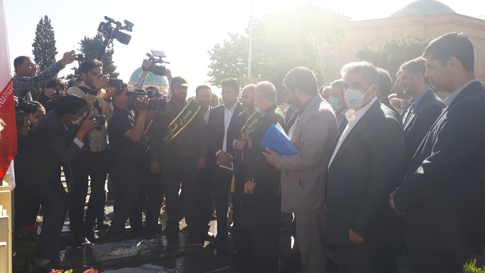 ادای احترام وزیر راه و شهرسازی به شهید بزرگوار اصفهان