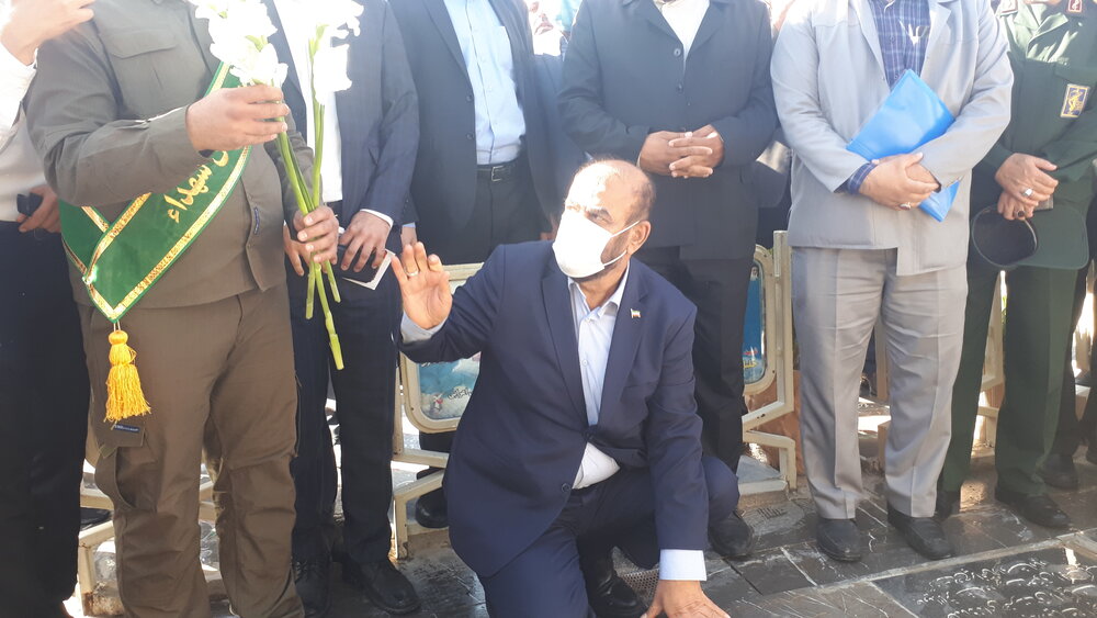 ادای احترام وزیر راه و شهرسازی به مقام شامخ شهدای اصفهان