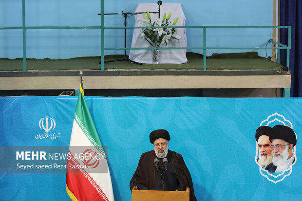 حجت الاسلام سید ابراهیم رئیسی رئیس‌جمهور در حال سخنرانی در مراسم اجتماع مردمی هسته‌های جهاد و پیشرفت است