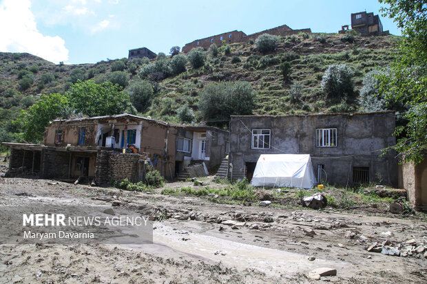 سیل درروستای تکله قوز شهرستان رازوجرگلان