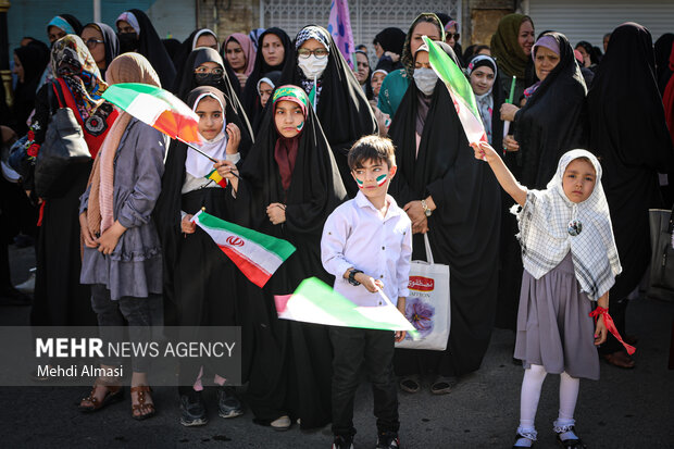 Zanjani children chanting 'Hello Commander' song
