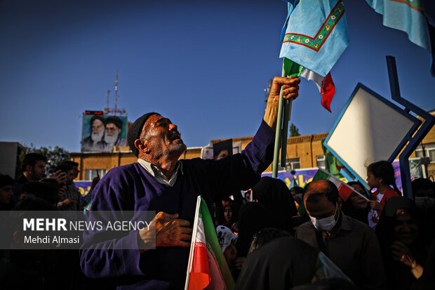 Zanjani children chanting 'Hello Commander' song
