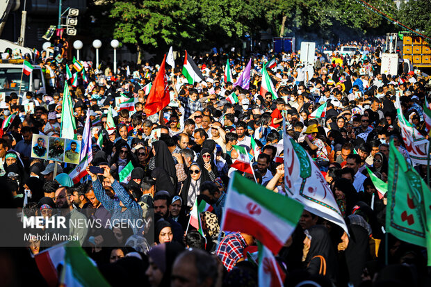 Zanjani children chanting 'Hello Commander' song
