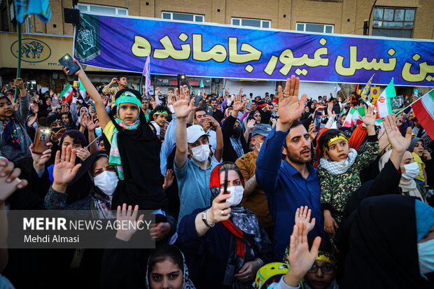 Zanjani children chanting 'Hello Commander' song
