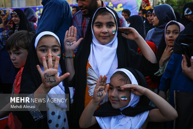 Zanjani children chanting 'Hello Commander' song
