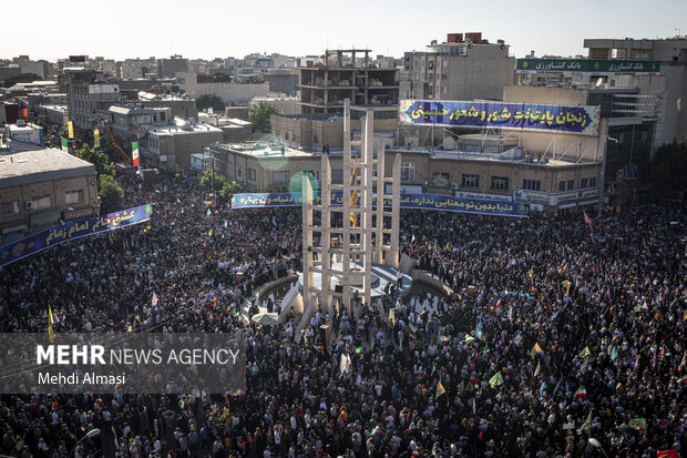 Zanjani children chanting 'Hello Commander' song
