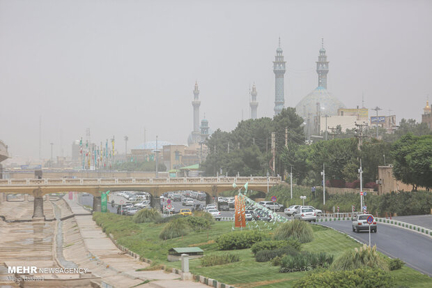 طوفان همراه با گردوغبار شدید شهر قم را درنوردید