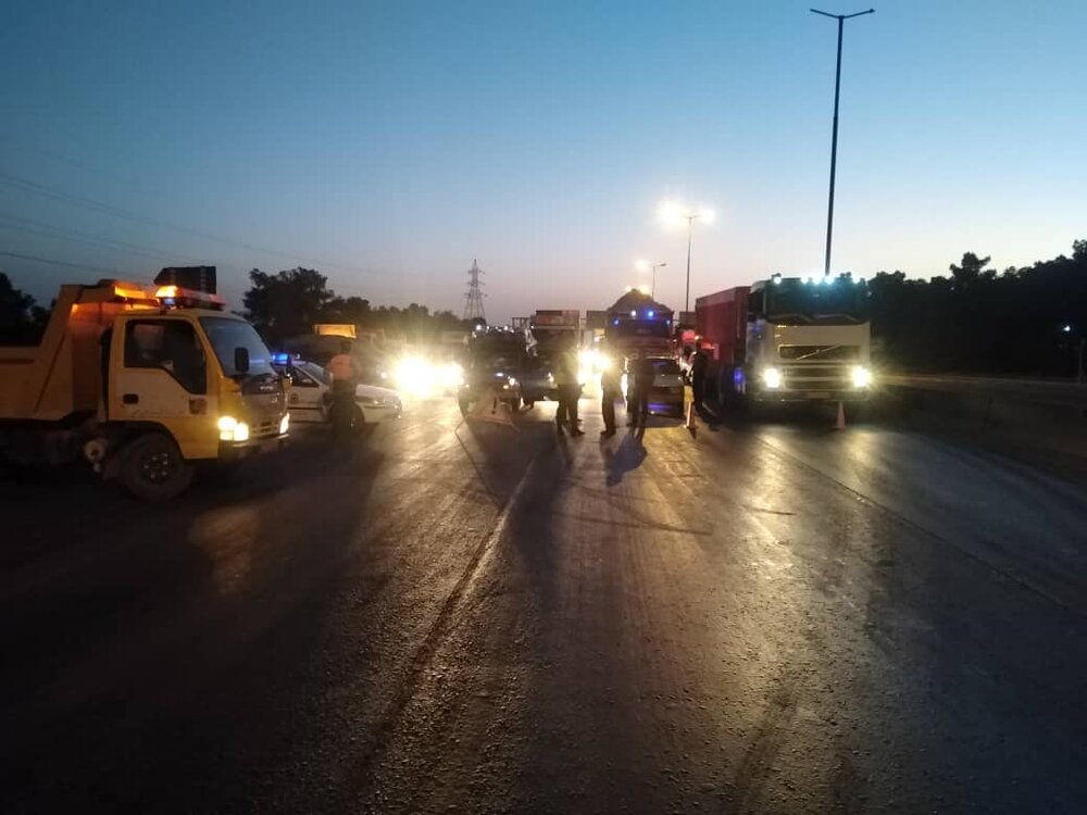 تصادف زنجیرهای ۳۰ دستگاه خودرو در اصفهان/ جاده لغزنده بود