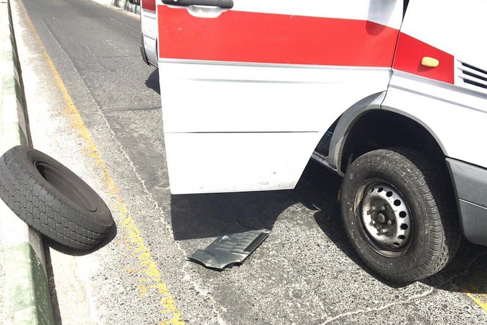 بهانه عجیب راننده اتوبوسی که آمبولانس را پنچر کرد