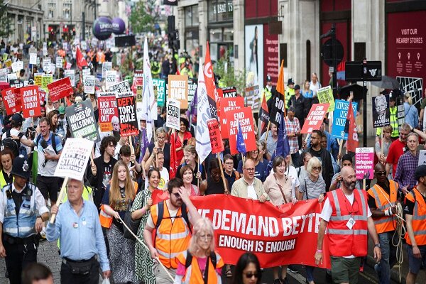 تظاهرات گسترده مردم در انگلیس در اعتراض به گرانی‌های افسار گسیخته