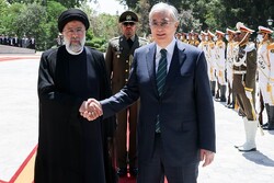 Reisi, Kazakistan Cumhurbaşkanı Tokayev'i resmi törenle karşıladı
