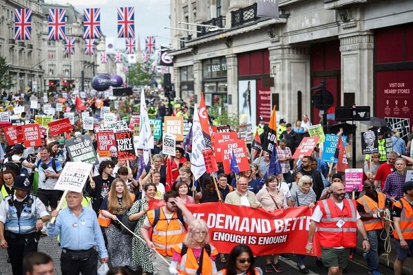 Thousands march in London over cost of living crisis