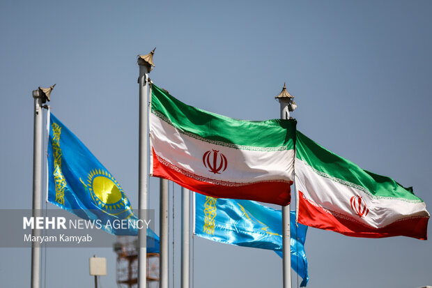پرچم های دو کشور ایران و قزاقستان در فرودگاه مهرآباد به اهتزاز درآمده است