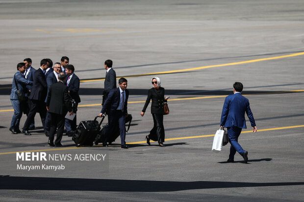 هیات همراه رئیس جمهور قزاقستان وارد فرودگاه مهرآباد شدند 