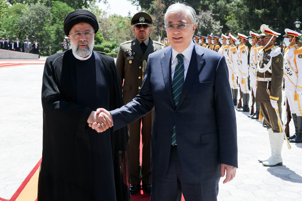 Raeisi welcomes Kazakh President in Tehran