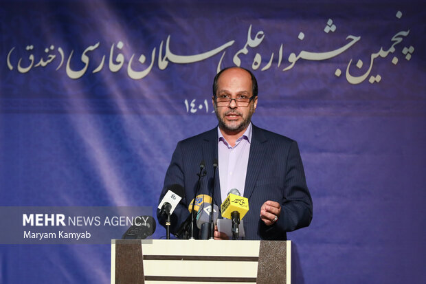 محمدرضا حسنی کارگر رئیس دانشگاه جامع امام حسین در پنجمین جشنواره سلمان فارسی در حال سخنرانی است