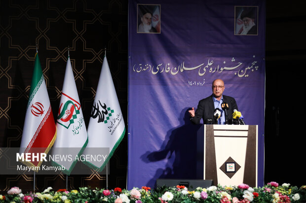 محمدعلی زلفی گل وزیر علوم در حال سخنرانی در پنجمین جشنواره سلمان فارسی است