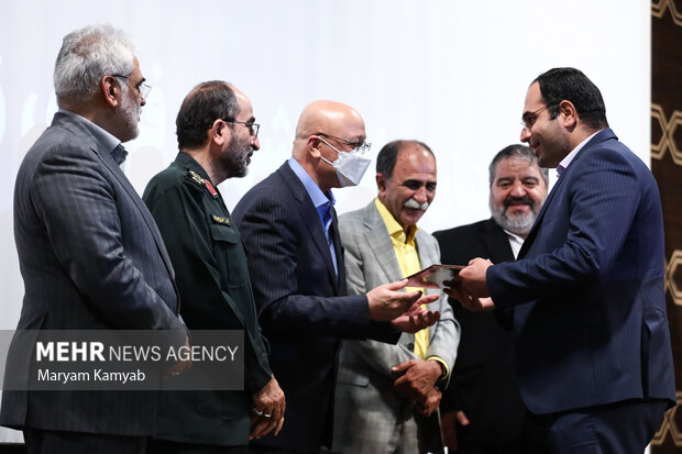 محمدعلی زلفی گل وزیر علوم در حال تقدیر از برگزیدگان پنجمین جشنواره سلمان فارسی است
