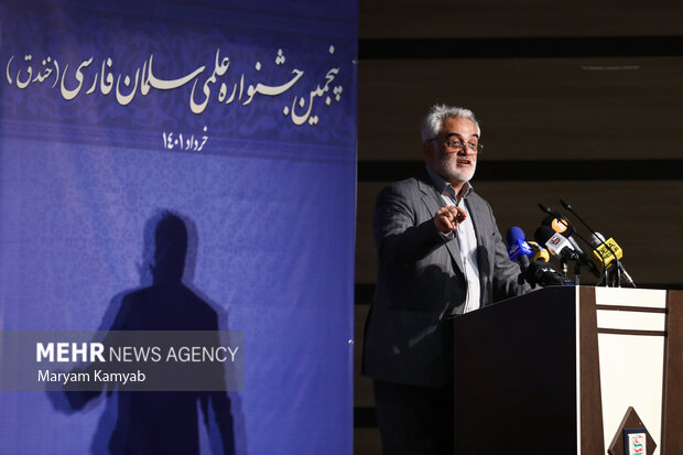 محمدمهدی طهرانچی رئیس دانشگاه آزاد اسلامی در حال سخنرانی در پنجمین جشنواره سلمان فارسی است