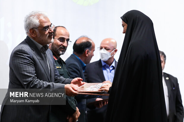 محمدمهدی طهرانچی رئیس دانشگاه آزاد اسلامی در حال تقدیر از برگزیدگان پنجمین جشنواره سلمان فارسی است